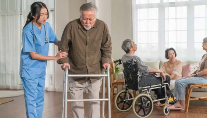 8 Tips to Choose the Right Senior Daycare Center