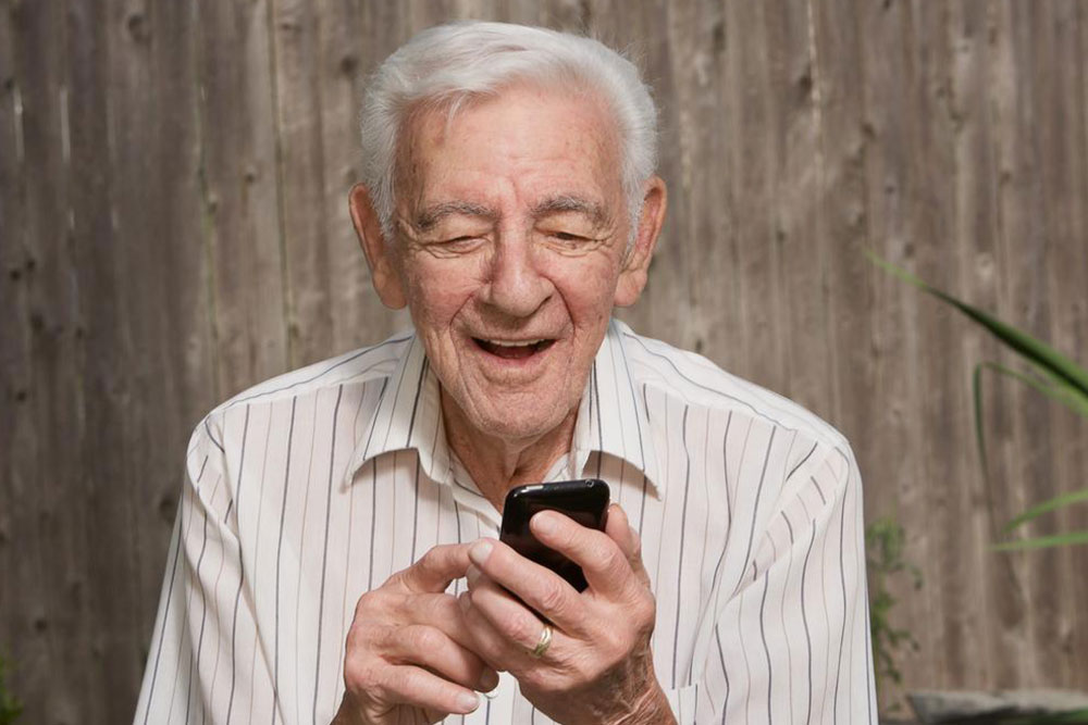 Choosing the right cell phone plan for seniors