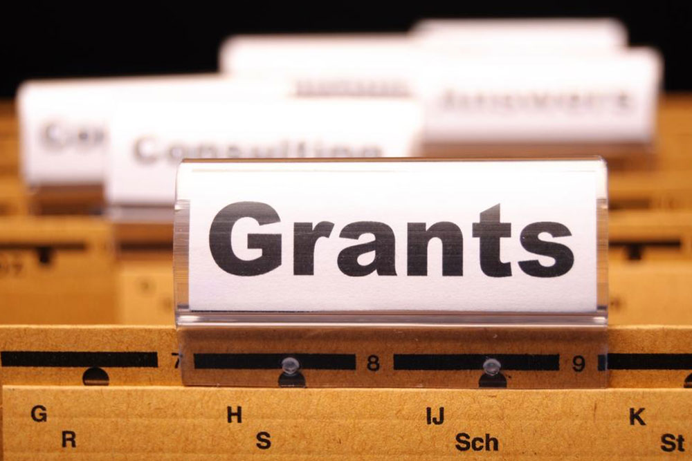 3 best places to seek grants for students returning to college